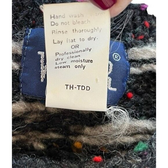 Woolrich Vintage 90’s Men's Sz M Black Red Gray Diamond Patterned Wool Sweater - Picture 7 of 8